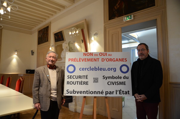Messieurs Jean-Yves Lalanne, Maire de Billère (à droite) et Georges Cristini, Président du Cercle Bleu.