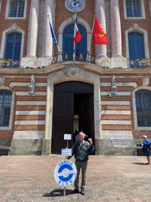Devant la Mairie de Toulouse, dans le but d'offrir ce panneau à la Ville