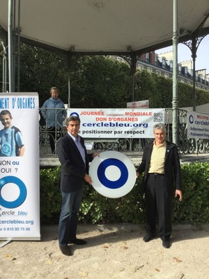 Monsieur le Docteur Jean Lacoste, en lieu et place de Monsieur François Bayrou, reçoit le symbolique panneau sans indication.